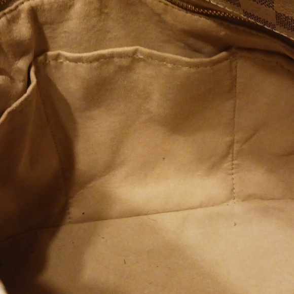 Elegant Checkered Handbag with Gold Chain - Picture 5 of 6